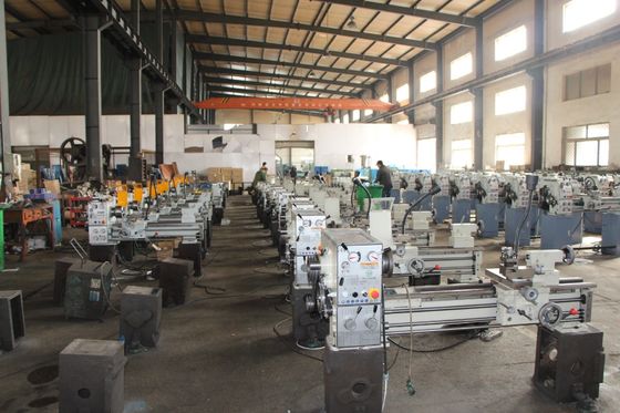 QL1320 Yatay Cnc Torna Yüzey Pürüzlülüğü Metal Boru İpliği Makinesi